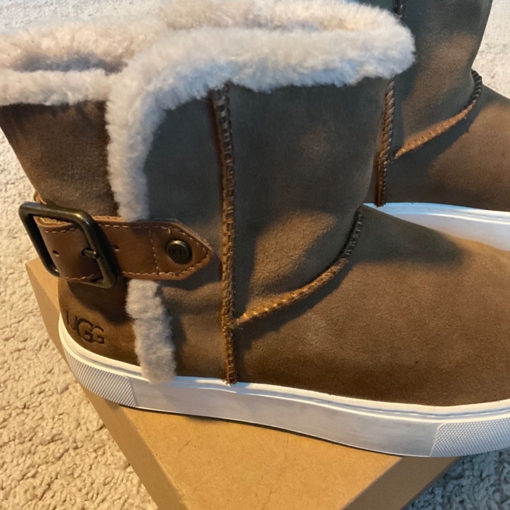 UGGS - Picture 3 of 5